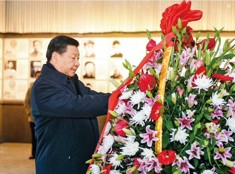 2016年2月1日至3日，中共中央總書記、國家主席、中央軍委主席習近平來到江西，看望慰問廣大干部群眾和駐贛部隊。這是2月2日，習近平在井岡山革命烈士陵園向革命烈士敬獻花籃。 新華社記者 謝環(huán)馳/攝
