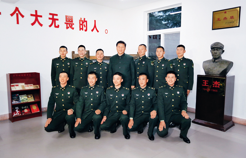 2017年12月13日，中共中央總書記、國家主席、中央軍委主席習近平到第71集團軍視察。這是習近平同“王杰班”戰(zhàn)士合影。 新華社記者 李剛/攝