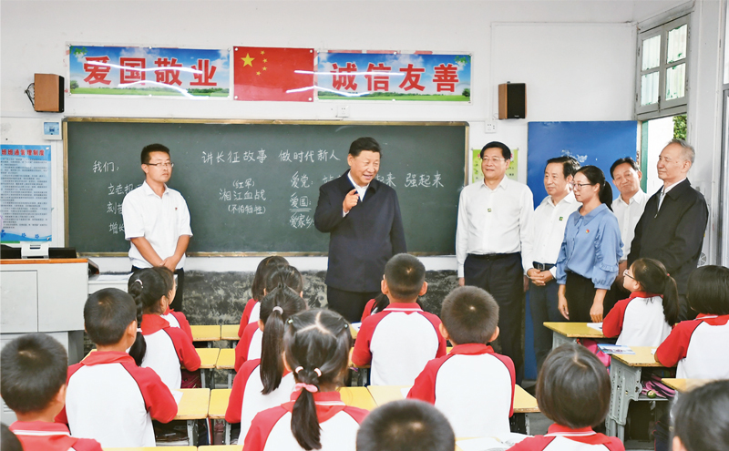 2020年9月16日至18日，中共中央總書記、國家主席、中央軍委主席習近平在湖南考察。這是16日下午，習近平在郴州市汝城縣文明瑤族鄉(xiāng)第一片小學，同正在上思政課的同學們親切交流。 新華社記者 謝環(huán)馳/攝