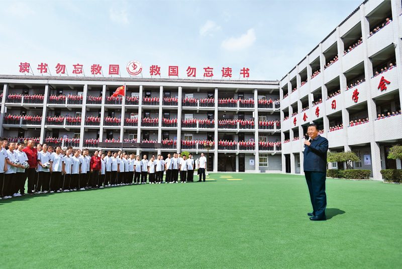 2021年9月13日至14日，中共中央總書記、國家主席、中央軍委主席習近平在陜西省榆林市考察。這是14日上午，習近平在綏德實驗中學考察時，同師生親切交流。 新華社記者 謝環(huán)馳/攝